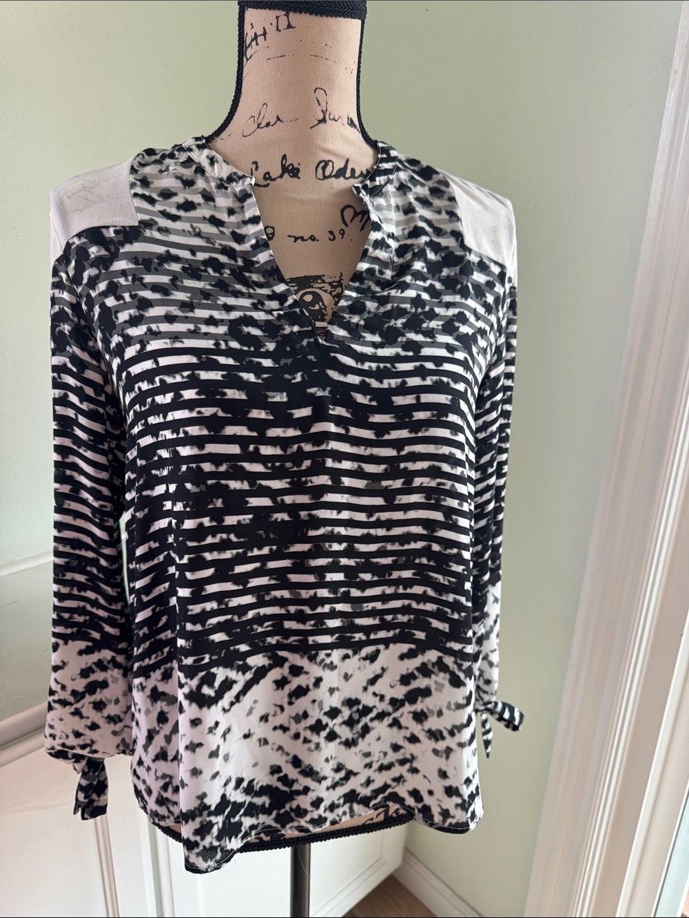 Calvin Klein Black and White Patterned V-Neck Long Sleeve Top